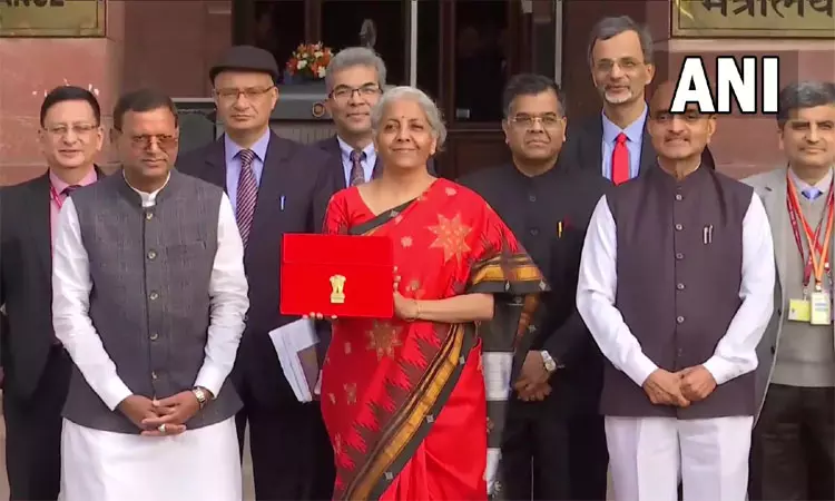 நாடாளுமன்றத்திற்கு பட்ஜெட் ஆவணங்களுடன் புறப்பட்டார் நிர்மலா சீதாராமன்