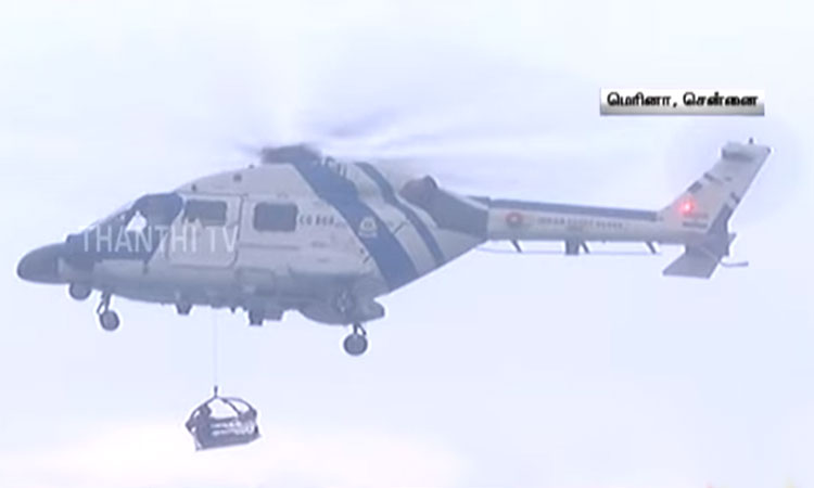 இந்திய கடலோர காவல் படையினர் கடலில் மூழ்கியவரை தேடுதல், மீட்பது போல் ஒத்திகை..!