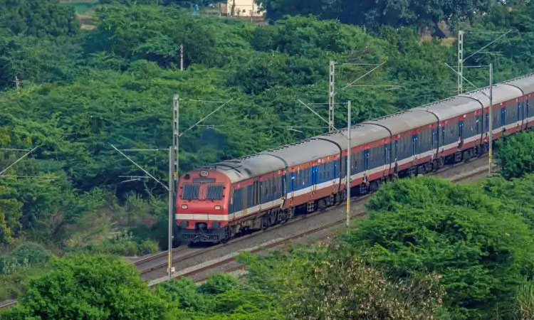 மத்திய பட்ஜெட் ரெயில்வே திட்டங்களுக்கு ரூ. 2.4 லட்சம் கோடி ஒதுக்கீடு