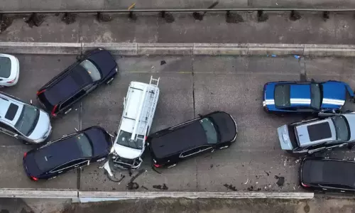 அமெரிக்காவில் பனி புயல் தாக்கம்: 1,700 விமான சேவை ரத்து, 100-க்கும் மேற்பட்ட சாலை விபத்துகள்; 2 பேர் பலி அமெரிக்காவில் பனி புயல் தாக்கம்: 1,700 விமான சேவை ரத்து, 100-க்கும் மேற்பட்ட சாலை விபத்துகள்; 2 பேர் பலி