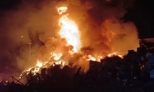 பல்லடம் அருகே இரும்பு உருக்கு ஆலையில் திடீர் தீ விபத்து ஏற்பட்டதில் பல லட்சம் ரூபாய் மதிப்புள்ள பொருட்கள் எரிந்து சேதமானது.