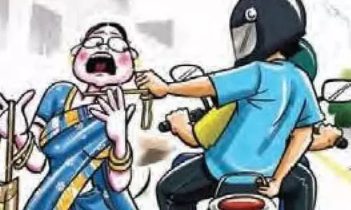 பெண்ணிடம் தங்கசங்கிலி பறிப்பு