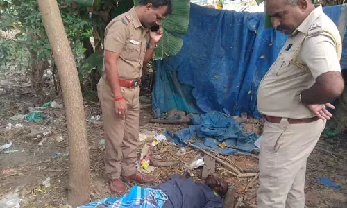 விழுப்புரம் அருகே வாலிபர் வெட்டிக் கொலை யார் அவர்? போலீசார் தீவிர விசாரணை விழுப்புரம் அருகே வாலிபர் வெட்டிக் கொலை யார் அவர்? போலீசார் தீவிர விசாரணை