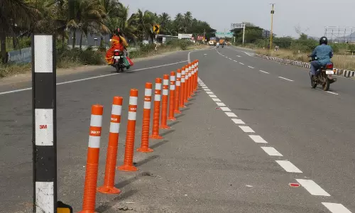 தேனி மாவட்டத்தில் விபத்து அபாயம் நிறைந்த 32 இடங்களில் தடுப்பு நடவடிக்கைகள்