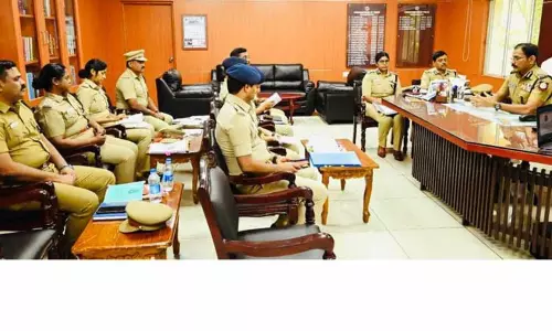 டிரோன் கேமரா மூலம் குற்றவாளிகளை கண்டறிய வேண்டும் போலீஸ் உயர் அதிகாரிகளுக்கு டி.ஜி.பி. சைலேந்திரபாபு அறிவுரை டிரோன் கேமரா மூலம் குற்றவாளிகளை கண்டறிய வேண்டும் போலீஸ் உயர் அதிகாரிகளுக்கு டி.ஜி.பி. சைலேந்திரபாபு அறிவுரை