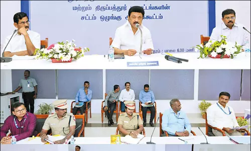 கள ஆய்வு திட்டத்தின் முதல் நிகழ்ச்சி 4 மாவட்ட போலீஸ் அதிகாரிகளுடன் முதல்-அமைச்சர் ஆலோசனை