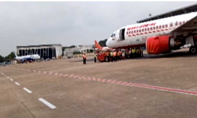 விமானத்தை தள்ளிச் செல்லும் போது விபத்து.. சென்னை விமானநிலையத்தில் பரபரப்பு