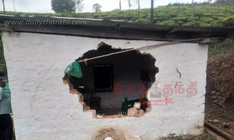 வீட்டை சேதப்படுத்திய காட்டுயானை கூட்டம்