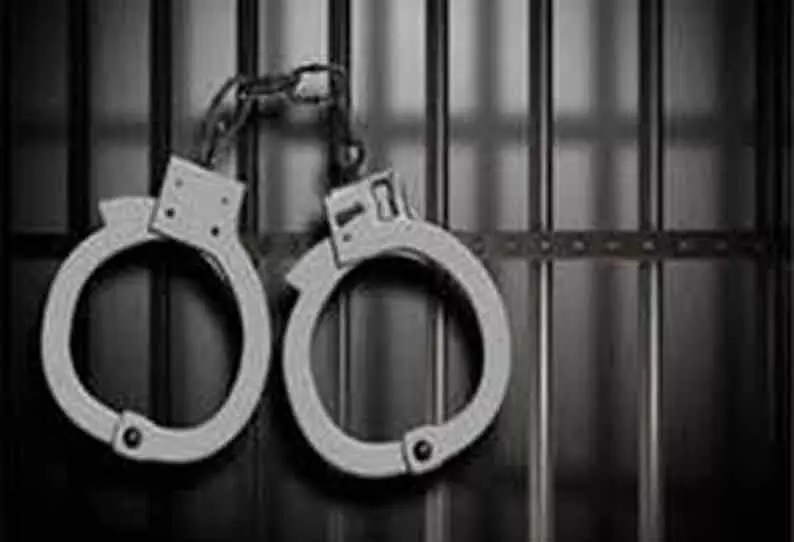 மாணவியை கடத்தியவருக்கு உடந்தையாக இருந்த ஊராட்சி வார்டு உறுப்பினர் கைது