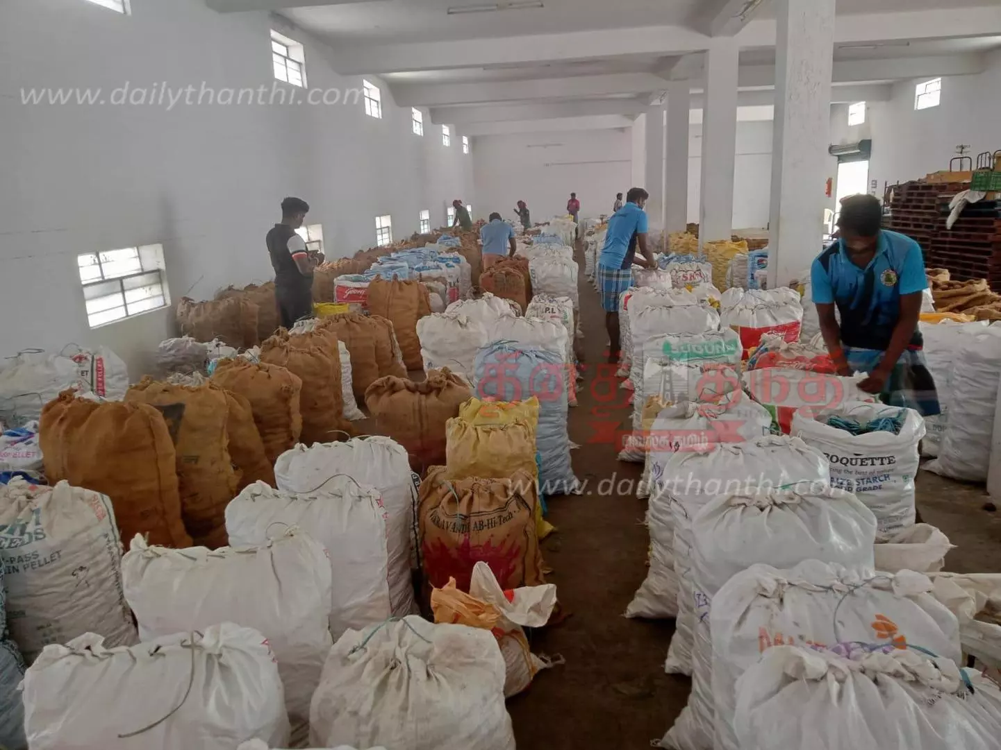 ரூ.15 லட்சத்துக்கு தேங்காய் பருப்பு ஏலம் ரூ.15 லட்சத்துக்கு தேங்காய் பருப்பு ஏலம்