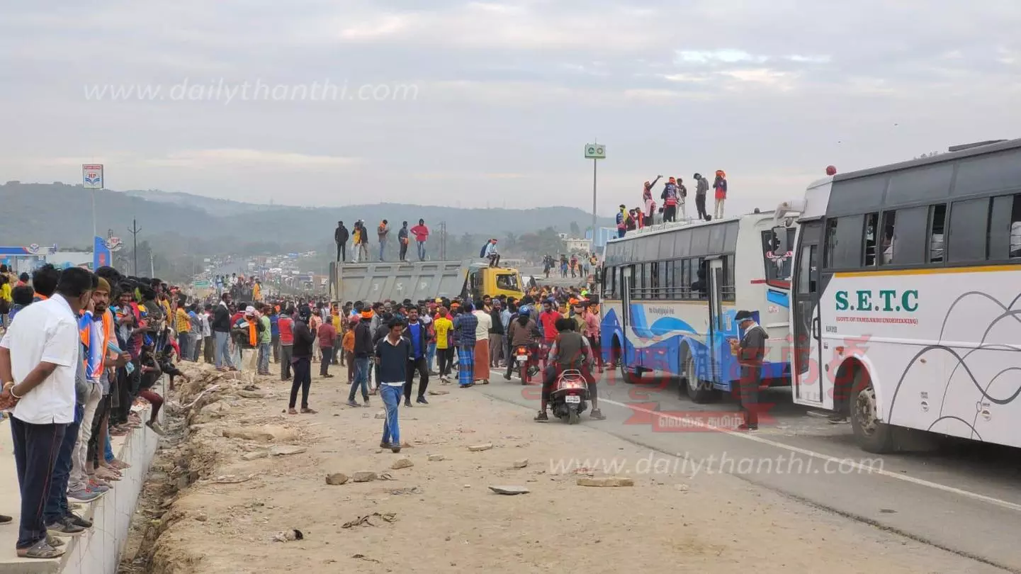 ஓசூர் அருகே பரபரப்புபொதுமக்கள் சாலை மறியலில் பயங்கர வன்முறை- தடியடிபோலீசார் மீது கற்கள் வீச்சு; வாகனங்கள் உடைப்பு