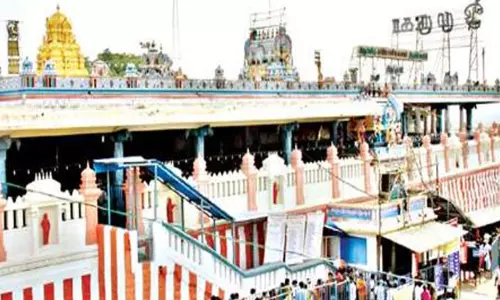 திருத்தணி முருகன் கோவிலில் சாமி தரிசனத்திற்கு வந்த பெண் பக்தர் சாவு திருத்தணி முருகன் கோவிலில் சாமி தரிசனத்திற்கு வந்த பெண் பக்தர் சாவு