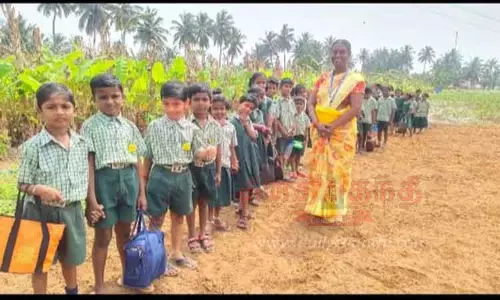 கிராம கல்வி சுற்றுலா சென்ற அரசு பள்ளி மாணவ- மாணவிகள்
