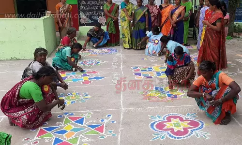 அரசு பள்ளியில் கோலப்போட்டி