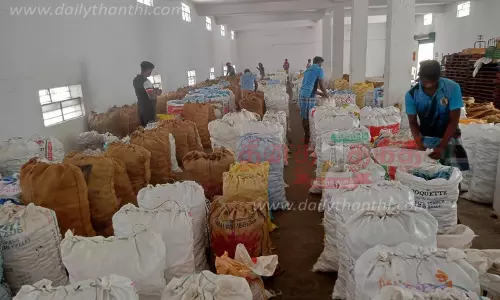 ரூ.15 லட்சத்துக்கு தேங்காய் பருப்பு ஏலம் ரூ.15 லட்சத்துக்கு தேங்காய் பருப்பு ஏலம்