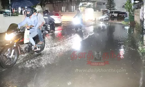 நாகர்கோவிலில் பலத்த மழை சாலைகளில் தண்ணீர் பெருக்கெடுத்து ஓடியது நாகர்கோவிலில் பலத்த மழை சாலைகளில் தண்ணீர் பெருக்கெடுத்து ஓடியது