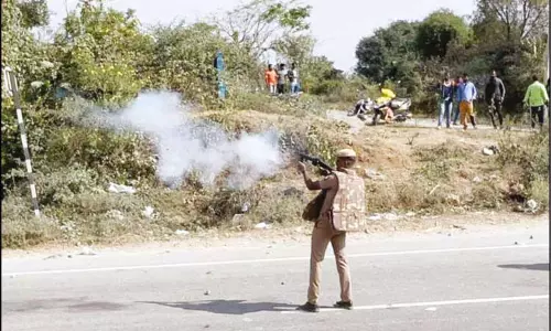எருதுவிடும் விழாவுக்கு அனுமதி மறுப்பு: பொதுமக்கள் சாலை மறியலில் பயங்கர வன்முறை - தடியடி