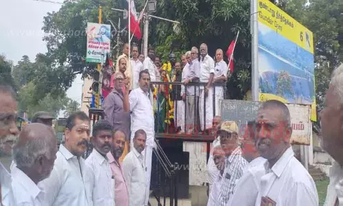 அண்ணா சிலைக்கு அ.தி.மு.க.வினர் மரியாதை