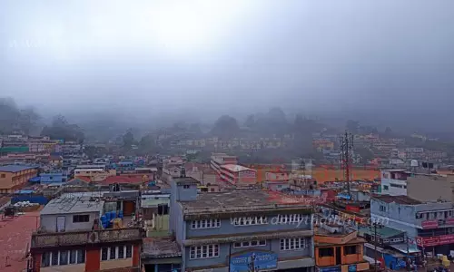 காற்றழுத்த தாழ்வு மண்டலம் காரணமாக நீலகிரியில் கடும் பனிமூட்டம்-பொதுமக்களின் இயல்பு வாழ்க்கை பாதிப்பு