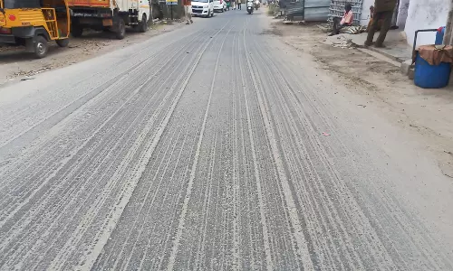 சாலையில் கீறல்கள்; விபத்து ஏற்படும் அபாயம்