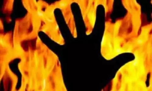 இளம்பெண் தீக்குளித்து தற்கொலை இளம்பெண் தீக்குளித்து தற்கொலை