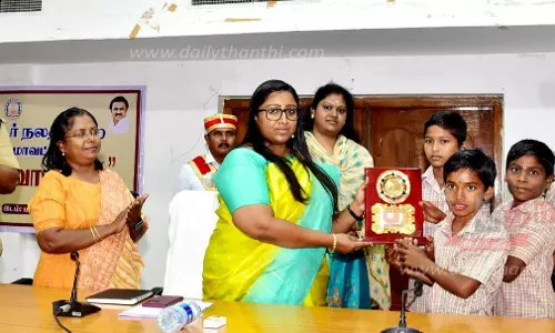 மனிதநேய வார விழாவையொட்டிபோட்டிகளில் வெற்றி பெற்ற மாணவர்களுக்கு பரிசுகலெக்டர் ஸ்ரேயா சிங் வழங்கினார்