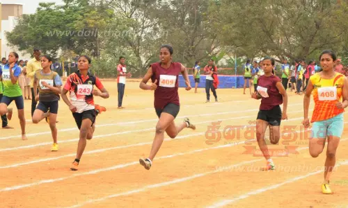 நாமக்கல்லில் மாவட்ட அளவிலான பள்ளி மாணவிகள் விளையாட்டு போட்டிகள்600 பேர் பங்கேற்பு