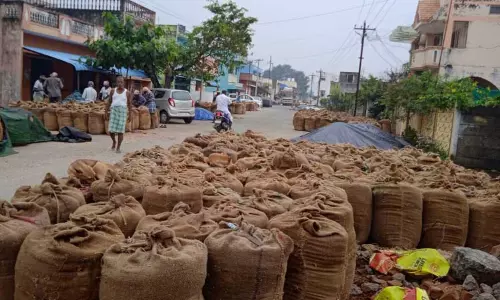 திருவெண்ணெய்நல்லூர் ஒழுங்குமுறை விற்பனைக்கூடத்தில் மழையில் நனைந்த நெல் மூட்டைகள் விவசாயிகள் கவலை
