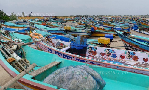 4-வது நாளாக மீனவர்கள் கடலுக்கு செல்லவில்லை 4-வது நாளாக மீனவர்கள் கடலுக்கு செல்லவில்லை