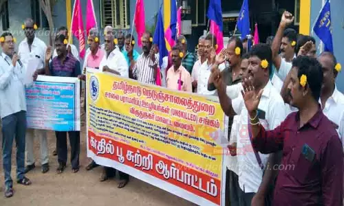 சாலை பராமரிப்பு ஊழியர்கள் நூதன போராட்டம்