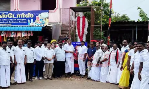 அண்ணா உருவச்சிலைக்கு மரியாதை