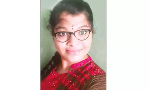 நடுரோட்டில் இளம்பெண் படுகொலை: பட்டப்பகலில் காதல் கணவர் வெறிச்செயல் நடுரோட்டில் இளம்பெண் படுகொலை: பட்டப்பகலில் காதல் கணவர் வெறிச்செயல்