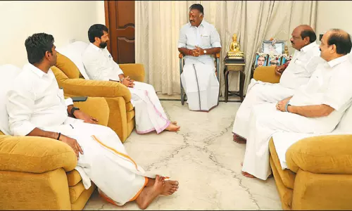 எடப்பாடி பழனிசாமி, ஓ.பன்னீர்செல்வத்துடன் பா.ஜனதா தலைவர்கள் சந்திப்பு