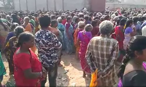 வாணியம்பாடி: இலவச புடவைகள் வழங்கும் நிகழ்ச்சியில் நெரிசலில் சிக்கி 4 பெண்கள் உயிரிழப்பு வாணியம்பாடி: இலவச புடவைகள் வழங்கும் நிகழ்ச்சியில் நெரிசலில் சிக்கி 4 பெண்கள் உயிரிழப்பு