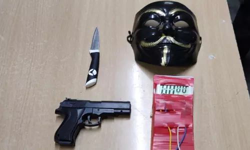 போலி டைம்பாம், பொம்மை துப்பாக்கியுடன் வங்கியில் கொள்ளையடிக்க முயன்ற மாணவர் கைது போலி டைம்பாம், பொம்மை துப்பாக்கியுடன் வங்கியில் கொள்ளையடிக்க முயன்ற மாணவர் கைது