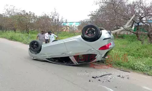 கவிழ்ந்த கார்