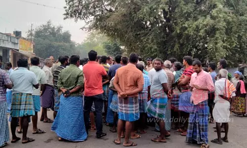 மர்ம விலங்கை பிடிக்ககோரி பொதுமக்கள் சாலை மறியல்