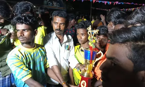 கபடி போட்டியில் வெற்றி பெற்ற அணிகளுக்கு பரிசு கபடி போட்டியில் வெற்றி பெற்ற அணிகளுக்கு பரிசு