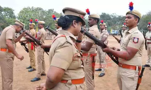 ஆயுதப்படை போலீசாருக்கு கூட்டுத்திரள் கவாத்து பயிற்சி நிறைவு ஆயுதப்படை போலீசாருக்கு கூட்டுத்திரள் கவாத்து பயிற்சி நிறைவு