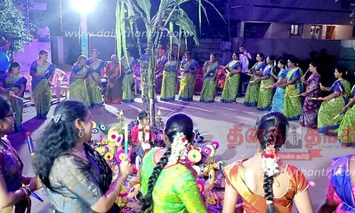 ஈரோட்டில் நிலா பிள்ளை சோறு விழா- பெண்கள் கும்மி அடித்து மகிழ்ந்தனர் ஈரோட்டில் நிலா பிள்ளை சோறு விழா- பெண்கள் கும்மி அடித்து மகிழ்ந்தனர்