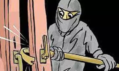 பூட்டிய வீட்டில் நகை, பணம் திருட்டு