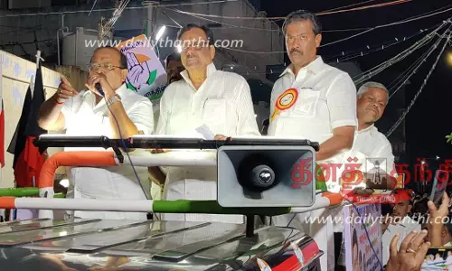 உங்களுக்கு சேவையாற்ற ஒரு வாய்ப்பு தாருங்கள்- ஈரோட்டில் ஈ.வி.கே.எஸ்.இளங்கோவன் பிரசாரம் உங்களுக்கு சேவையாற்ற ஒரு வாய்ப்பு தாருங்கள்- ஈரோட்டில் ஈ.வி.கே.எஸ்.இளங்கோவன் பிரசாரம்