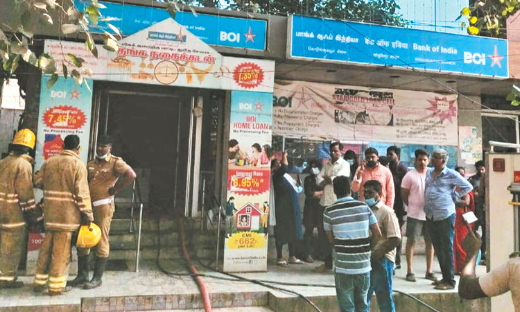 கொடுங்கையூரில் வங்கியில் 'திடீர்' தீ விபத்து; பொருட்கள் எரிந்து நாசம் - ஊழியர்கள் அலறியடித்து தப்பி ஓட்டம்