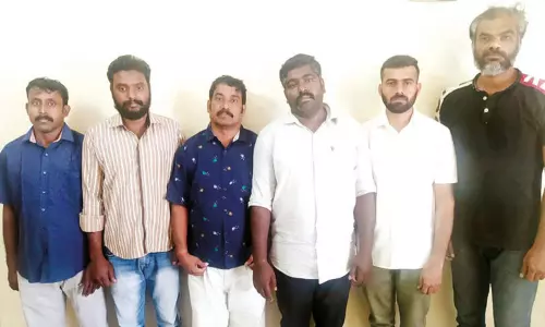 இந்து அறநிலையத்துறையில் வேலை வாங்கி தருவதாக கூறி கோடிக்கணக்கில் மோசடி; 6 பேர் கைது இந்து அறநிலையத்துறையில் வேலை வாங்கி தருவதாக கூறி கோடிக்கணக்கில் மோசடி; 6 பேர் கைது