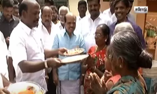 திடீரென பெண்களுக்கு ஆரத்தி எடுத்து இன்ப அதிர்ச்சி கொடுத்த அமைச்சர் மா.சுப்ரமணியன் திடீரென பெண்களுக்கு ஆரத்தி எடுத்து இன்ப அதிர்ச்சி கொடுத்த அமைச்சர் மா.சுப்ரமணியன்