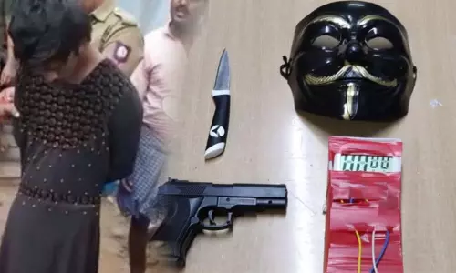 பர்தா அணிந்து போலி டைம்பாம், பொம்மை துப்பாக்கியுடன் வங்கியில் கொள்ளையடிக்க முயன்ற இளைஞர்...!