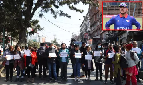 நேபாளம்: பாலியல் குற்றவாளியான சந்தீப்பை கிரிக்கெட் பயிற்சி முகாமில் சேர்க்க கூடாது என ஆர்ப்பாட்டம் நேபாளம்: பாலியல் குற்றவாளியான சந்தீப்பை கிரிக்கெட் பயிற்சி முகாமில் சேர்க்க கூடாது என ஆர்ப்பாட்டம்