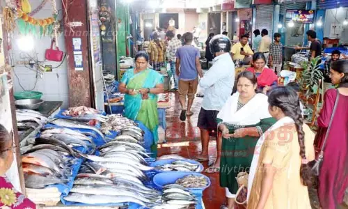 உக்கடம் மார்க்கெட்டில் மீன் விற்பனை மந்தம்