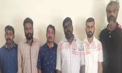கார்களில் அரசு வாகனம் என்று போலி ஸ்டிக்கா் ஒட்டியது அம்பலம்