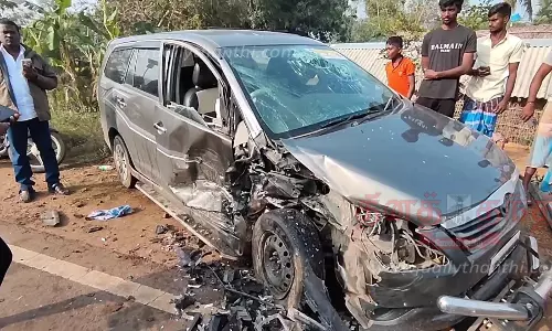 கார்கள் நேருக்கு நேர் மோதல்; 9 பேர் காயம் கார்கள் நேருக்கு நேர் மோதல்; 9 பேர் காயம்